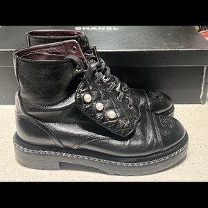 Chanel black leather combat pearl captoe CC. boots size 38.5 G33188